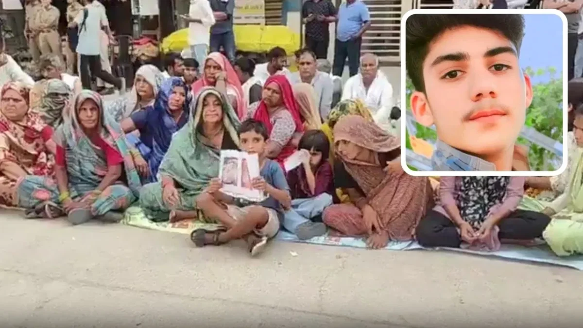 मथुरा: प्रेमानंद महाराज के आश्रम के बाहर 5 घंटे धरना, पुलिस को 3 दिन का समय
