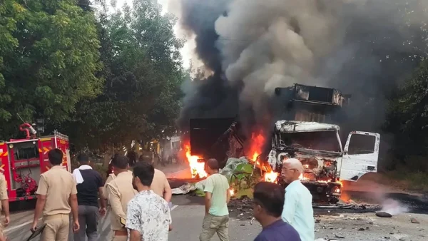 आगरा: आगरा‑अलीगढ़ हाईवे पर कंटेनर, डंपर टकराव, आग लगी, दो की मौत का डर