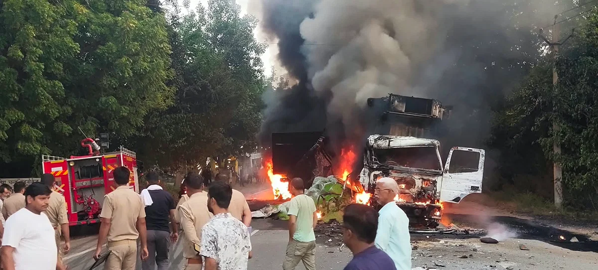 आगरा: आगरा‑अलीगढ़ हाईवे पर कंटेनर, डंपर टकराव, आग लगी, दो की मौत का डर