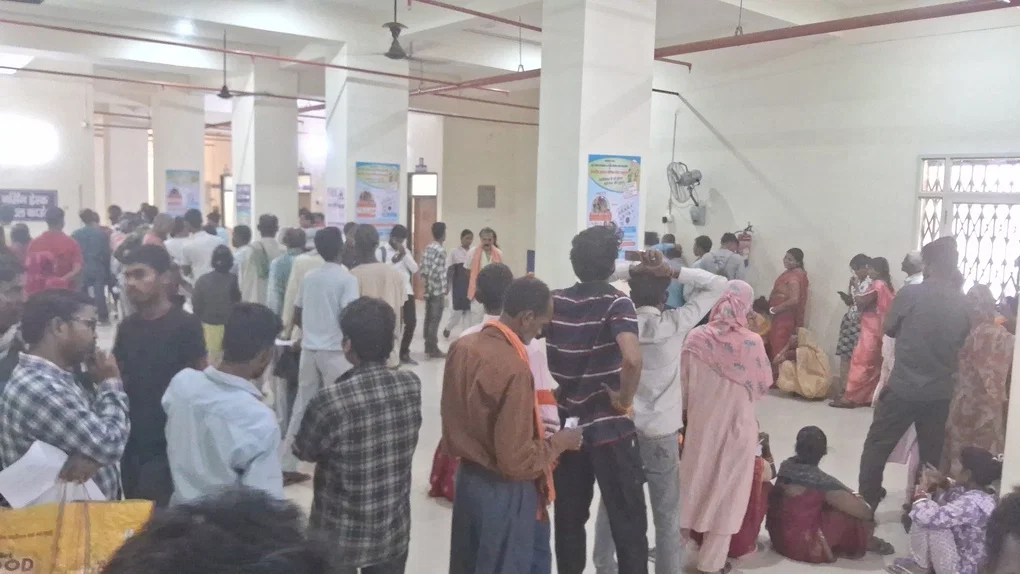 आज़मगढ़: दिन में तेज गर्मी और रात में ठंड, अस्पतालों में जुकाम‑बुखार के मरीज बढ़े