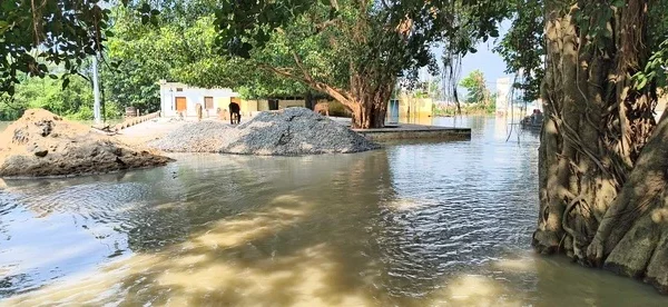 देवरिया: देवरहा बाबा आश्रम में करीब 2 फुट पानी, सैकड़ों एकड़ फसल डूबी