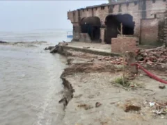 फर्रुखाबाद: गंगा की तेज कटान में 5 मकान नदी में समाए, गाँव में दहशत