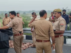 बाराबंकी: एक्सप्रेसवे पर ट्रक से भिड़ंत में डबल‑डेकर बस के 2 चालकों की मौत
