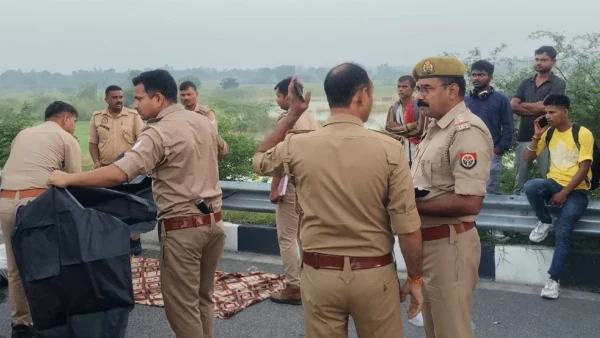 बाराबंकी: एक्सप्रेसवे पर ट्रक से भिड़ंत में डबल‑डेकर बस के 2 चालकों की मौत