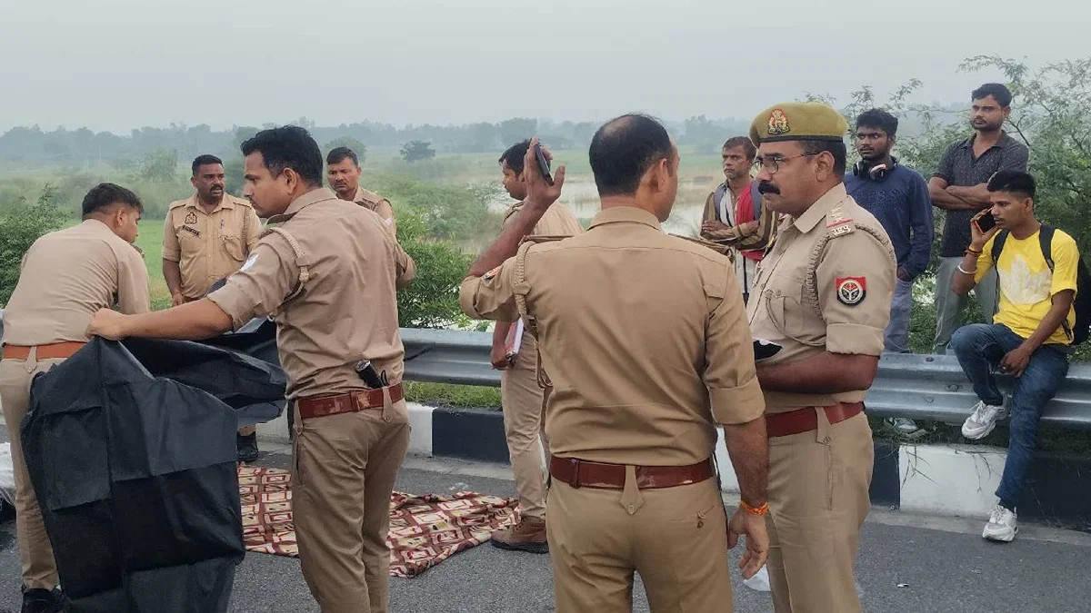 बाराबंकी: एक्सप्रेसवे पर ट्रक से भिड़ंत में डबल‑डेकर बस के 2 चालकों की मौत