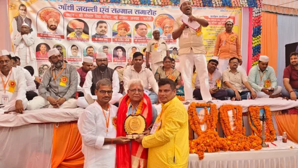 भदोही: महात्मा गांधी व लाल बहादुर शास्त्री जयंती पर आयोजन, जय किशन ने दीप प्रज्वलित किया