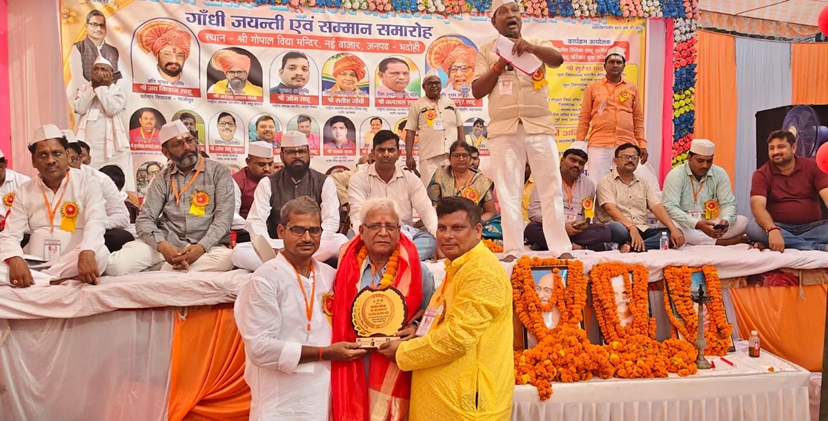 भदोही: महात्मा गांधी व लाल बहादुर शास्त्री जयंती पर आयोजन, जय किशन ने दीप प्रज्वलित किया