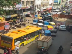 आगरा: भगवान टॉकीज चौराहा पर ऑटो‑बसों का कब्जा, दिनदहाड़े जाम