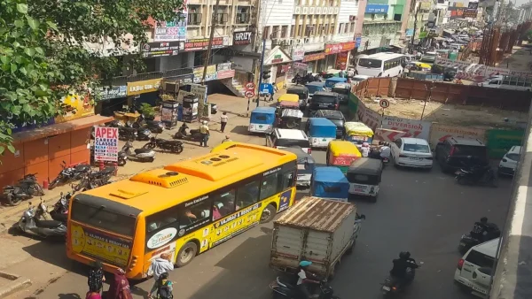 आगरा: भगवान टॉकीज चौराहा पर ऑटो‑बसों का कब्जा, दिनदहाड़े जाम