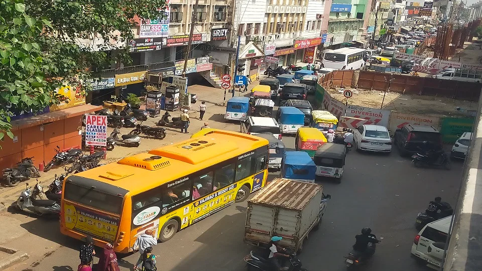 आगरा: भगवान टॉकीज चौराहा पर ऑटो‑बसों का कब्जा, दिनदहाड़े जाम