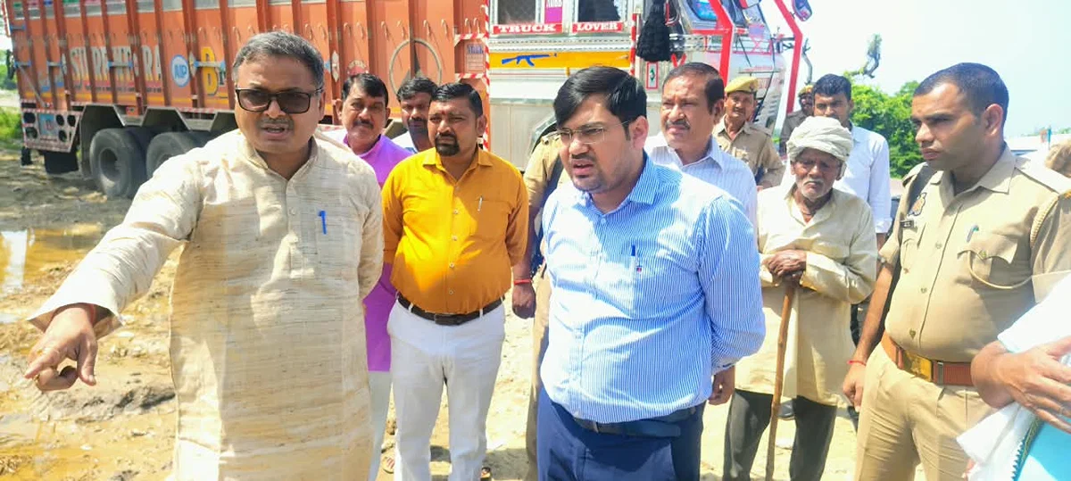 हमीरपुर: विधायक ने बंद चक मार्ग खोलवाने व जलनिकासी सुधार के निर्देश दिए