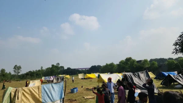 हरदोई: बाढ़ से 30 गांव बही, 86 परिवार सड़क किनारे रहने को मजबूर