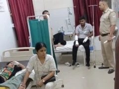 हापुड़ हाफिजपुर: हाईवे पर ट्रेवलर पलटी, 7 श्रद्धालु घायल