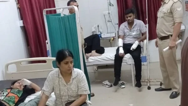 हापुड़ हाफिजपुर: हाईवे पर ट्रेवलर पलटी, 7 श्रद्धालु घायल