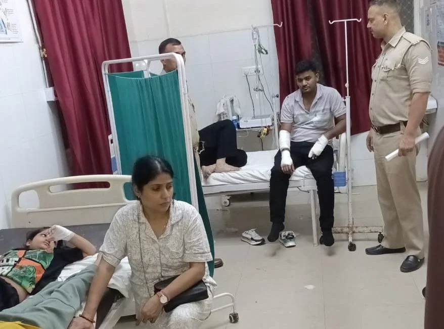 हापुड़ हाफिजपुर: हाईवे पर ट्रेवलर पलटी, 7 श्रद्धालु घायल