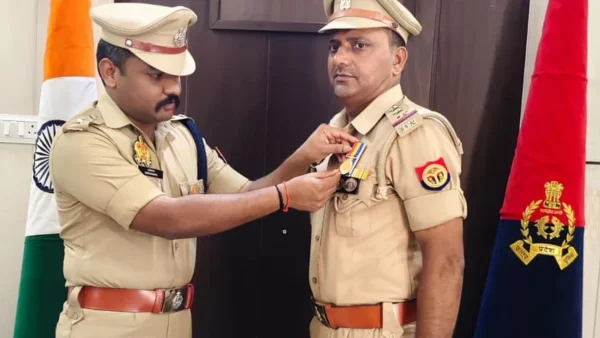 अमेठी: 14 पुलिसकर्मियों को अति उत्कृष्ट व उत्कृष्ट सेवा पदक देकर सम्मानित