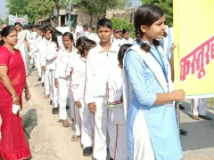 अमेठी: कस्तूरबा विद्यालयों में छात्राओं ने प्रभातफेरी निकाल कर बाल सुरक्षा का संदेश दिया