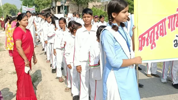 अमेठी: कस्तूरबा विद्यालयों में छात्राओं ने प्रभातफेरी निकाल कर बाल सुरक्षा का संदेश दिया