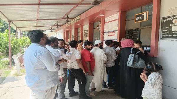 अलीगढ़: जन्म‑मृत्यु प्रमाणपत्र के ऑनलाइन आवेदन के बावजूद महीनों तक देरी