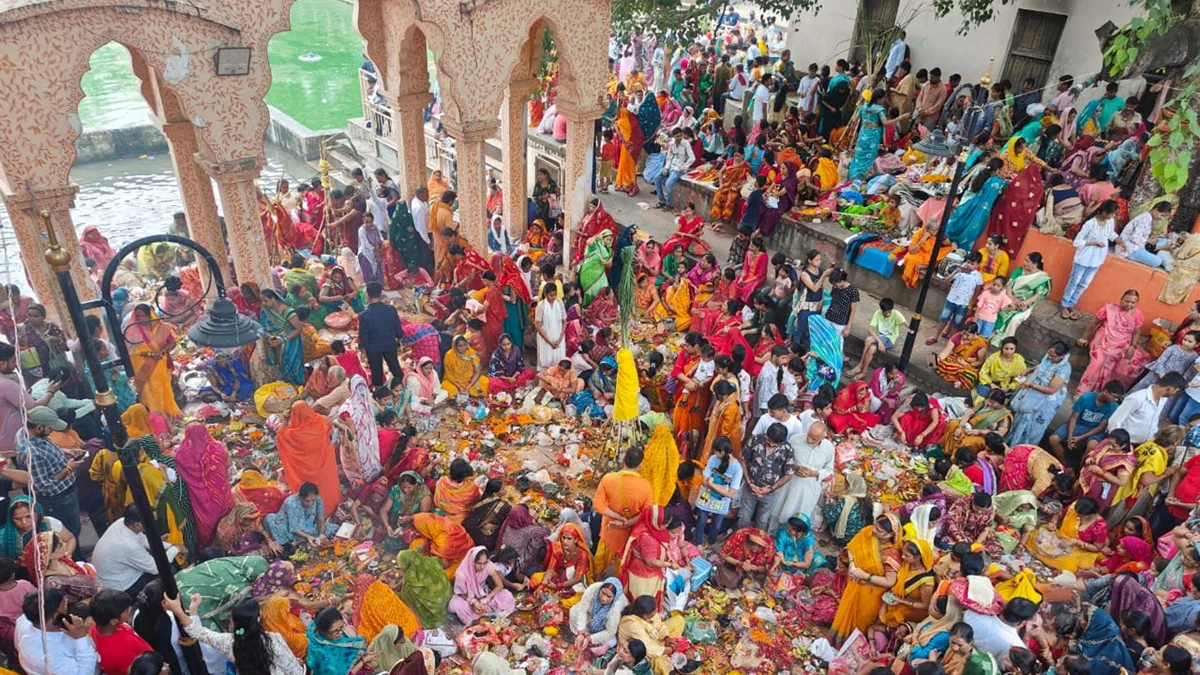 आज़मगढ़: 36 घंटे निर्जला जिउतिया व्रत में महिलाओं ने पुत्रों की दीर्घायु मांगी