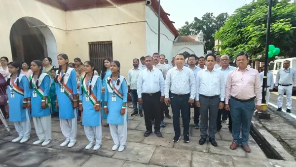 इटावा: गांधी‑शास्त्री जयंती पर ‘रघुपति राघव राजा राम’ और जिलाधिकारी ने टीबी कैंप का उद्घाटन