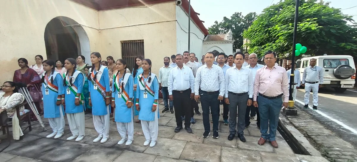 इटावा: गांधी‑शास्त्री जयंती पर ‘रघुपति राघव राजा राम’ और जिलाधिकारी ने टीबी कैंप का उद्घाटन