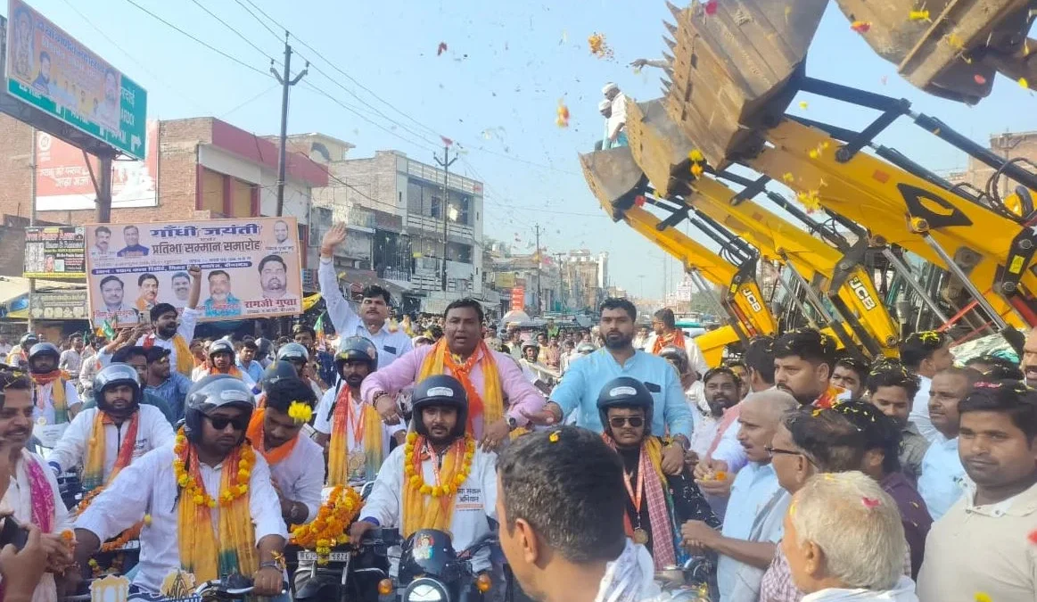 उन्नाव बांगरमऊ: वाराणसी जा रही सेवा संकल्प यात्रा का पुष्पवर्षा स्वागत