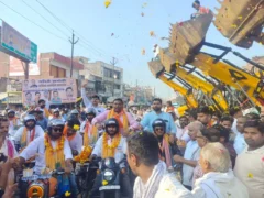 उन्नाव बांगरमऊ: वाराणसी जा रही सेवा संकल्प यात्रा का पुष्पवर्षा स्वागत