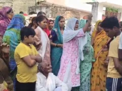 औरैया: सिलिंडर विस्फोट में दो की मौत, 12-12 लाख की चेक बाउंस होने पर परिजनों ने हंगामा