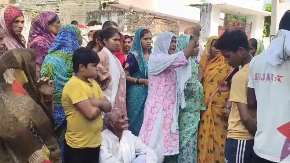 औरैया: सिलिंडर विस्फोट में दो की मौत, 12-12 लाख की चेक बाउंस होने पर परिजनों ने हंगामा
