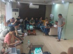 गाज़ियाबाद: मिग्सन कार्यालय पर 100 से अधिक निवासी तीन साल से रजिस्ट्री न होने पर धरने पर