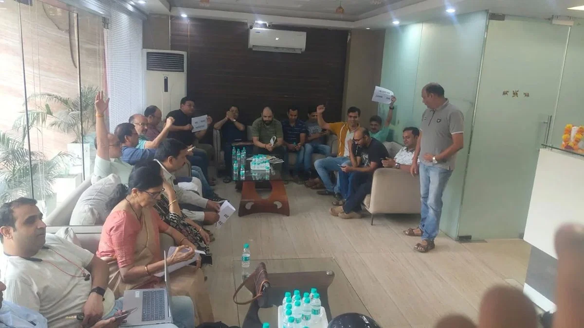 गाज़ियाबाद: मिग्सन कार्यालय पर 100 से अधिक निवासी तीन साल से रजिस्ट्री न होने पर धरने पर