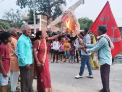 गाज़ियपुर: भाकपा ने चुनाव आयुक्त के विरोध में पुतला फूंका, 14 आवेदनों का आरोप