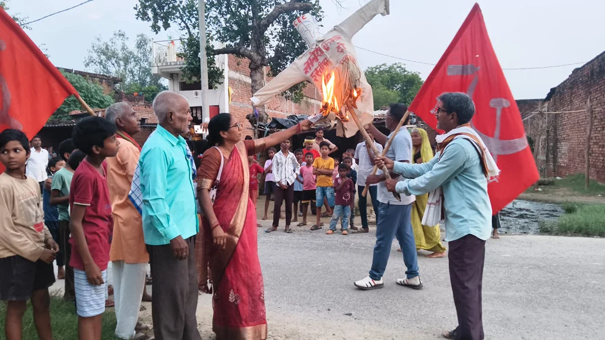 गाज़ियपुर: भाकपा ने चुनाव आयुक्त के विरोध में पुतला फूंका, 14 आवेदनों का आरोप