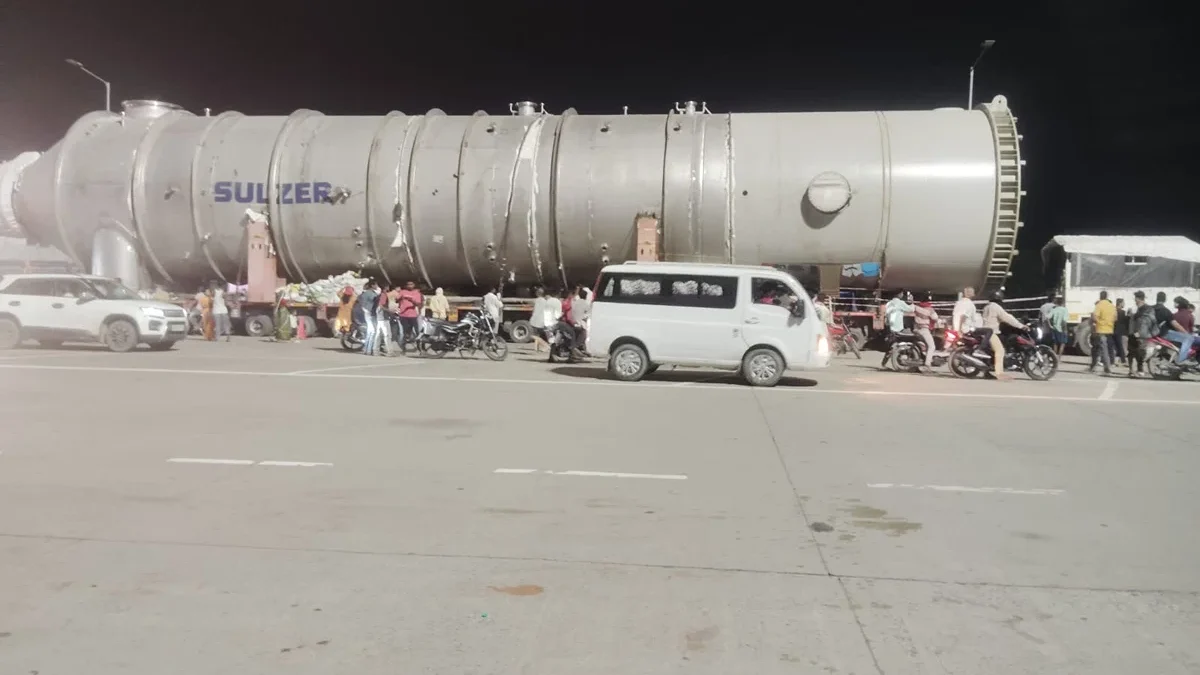 गाज़ियपुर: 256 पहियों वाला रिएक्टर लदा ट्रेलर सीमा पर रुका, फुट ओवरब्रिज दो दिन बंद