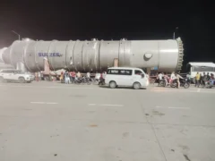 गाज़ियपुर: 256 पहियों वाला रिएक्टर लदा ट्रेलर सीमा पर रुका, फुट ओवरब्रिज दो दिन बंद