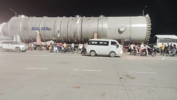 गाज़ियपुर: 256 पहियों वाला रिएक्टर लदा ट्रेलर सीमा पर रुका, फुट ओवरब्रिज दो दिन बंद