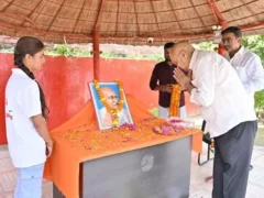 गोंडा: गांधी‑शास्त्री जयंती पर कार्यालयों में ध्वजारोहण, स्वच्छता रैलियां