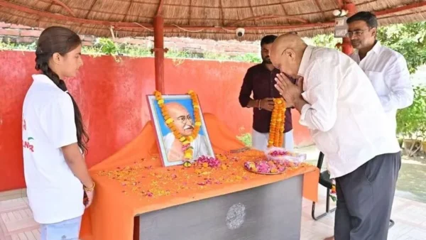 गोंडा: गांधी‑शास्त्री जयंती पर कार्यालयों में ध्वजारोहण, स्वच्छता रैलियां