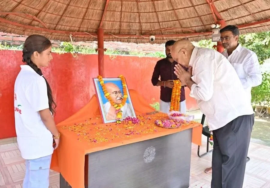 गोंडा: गांधी‑शास्त्री जयंती पर कार्यालयों में ध्वजारोहण, स्वच्छता रैलियां