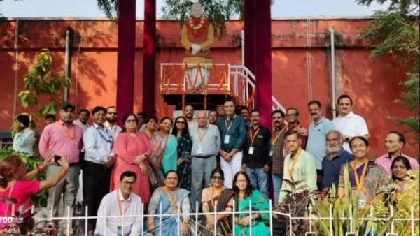 चंदौली: पीडीडीयू नगर में 150 वर्ष पूरे कर पुनर्मिलन, 1001 दीप जलाए गए