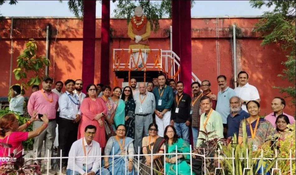 चंदौली: पीडीडीयू नगर में 150 वर्ष पूरे कर पुनर्मिलन, 1001 दीप जलाए गए