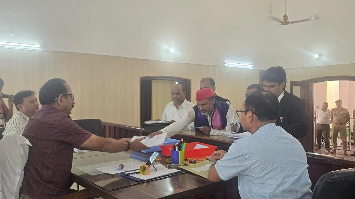 झांसी: सपा एमएलसी डॉ. मानसिंह यादव ने किया नामांकन, सात ने भरा पर्चा
