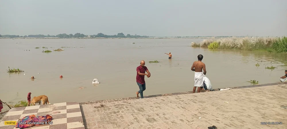 देवरिया भागलपुर: भागलपुर‑मईल मार्ग बांध की ओर सरयू का पानी बढ़ा, जलस्तर एक मीटर पर स्थिर