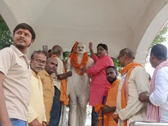 बलिया: गांधी जयंती पर 2,000 पौधे लगाए गए, 25 सफाई कर्मी सम्मानित