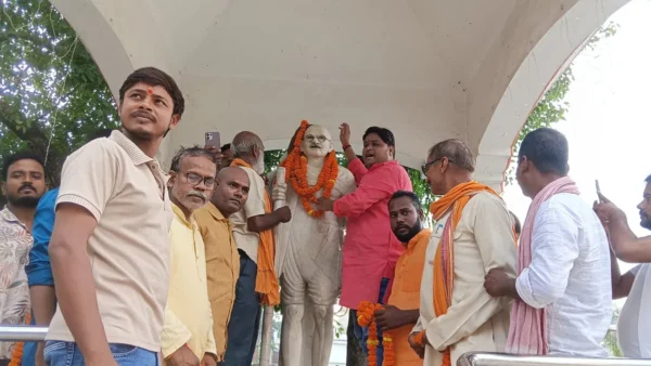 बलिया: गांधी जयंती पर 2,000 पौधे लगाए गए, 25 सफाई कर्मी सम्मानित