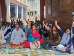 बागपत: पुरा महादेव जीर्णोद्धार में स्कूल टूटा, छात्राएं व शिक्षक धरने पर