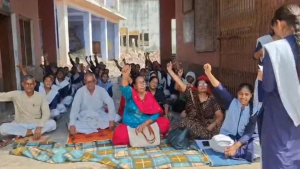 बागपत: पुरा महादेव जीर्णोद्धार में स्कूल टूटा, छात्राएं व शिक्षक धरने पर