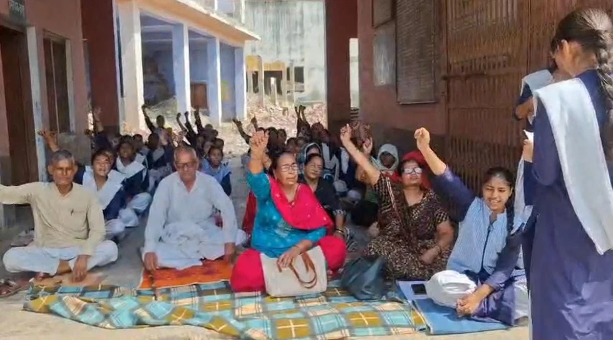 बागपत: पुरा महादेव जीर्णोद्धार में स्कूल टूटा, छात्राएं व शिक्षक धरने पर