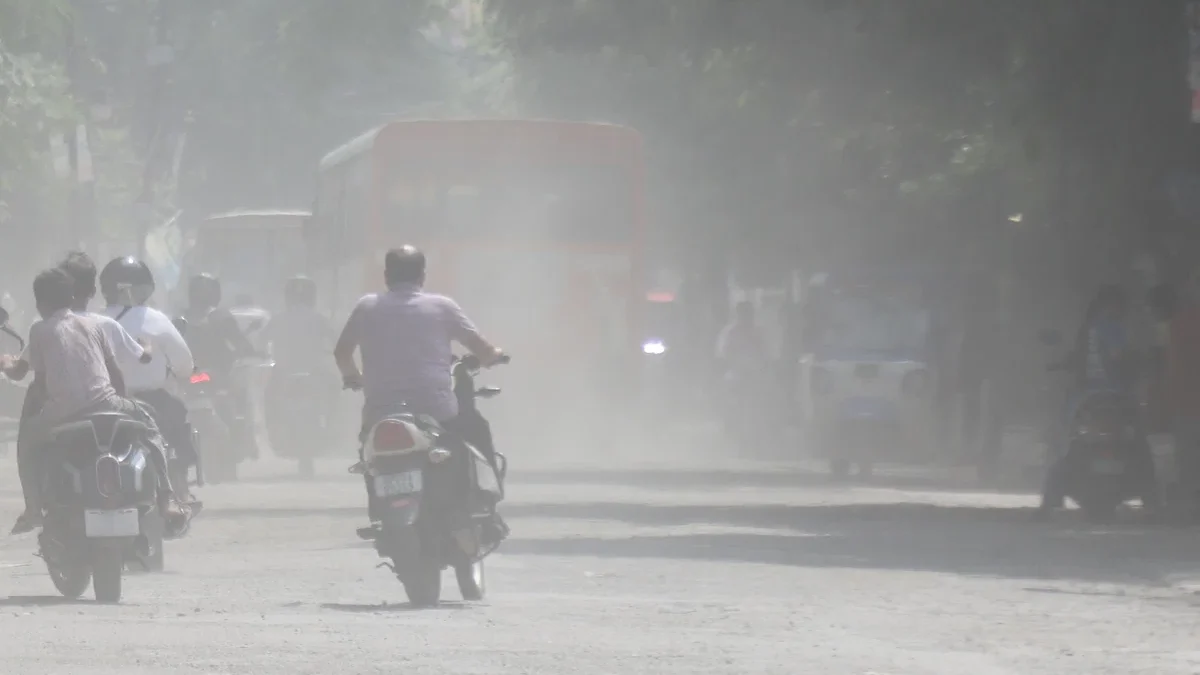 बिजनौर: डीएम आवास के पास AQI 158, टूटी सड़कों पर मिट्टी से धूल परेशान